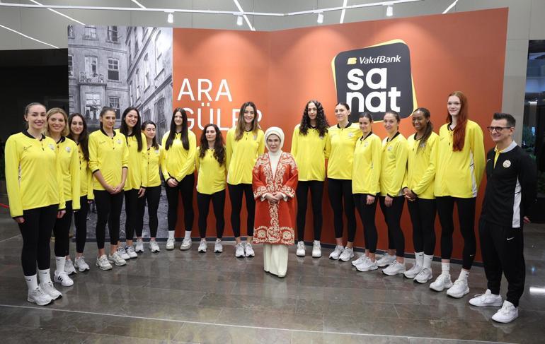 Emine Erdoğan, VakıfBank Sanat Galerisi'nin Büyüleyici Açılışında Sanatseverlerle Buluştu 1 Emine Erdoğan, VakıfBank Sanat Galerisi'nin Büyüleyici Açılışında Sanatseverlerle Buluştu