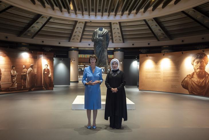 Emine Erdoğan ve Charlotte Merz: Millet Kütüphanesi'nde Bilgeliğin İzinde