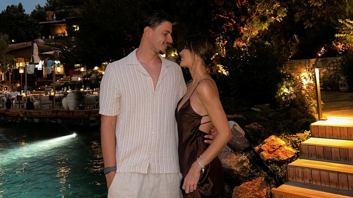 Enis Destan, Aşkı İçin Annesini Silmeyi Seçti! Eşiyle Tatilde