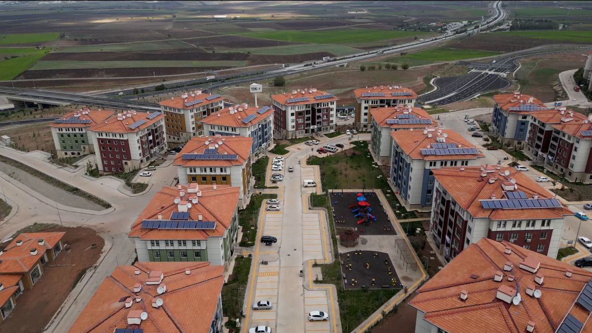 Ensonhaber, depremzedelere mikrofon uzattı: Deprem konutlarını CHP yapabilir miydi? 1 Ensonhaber, depremzedelere mikrofon uzattı: Deprem konutlarını CHP yapabilir miydi?