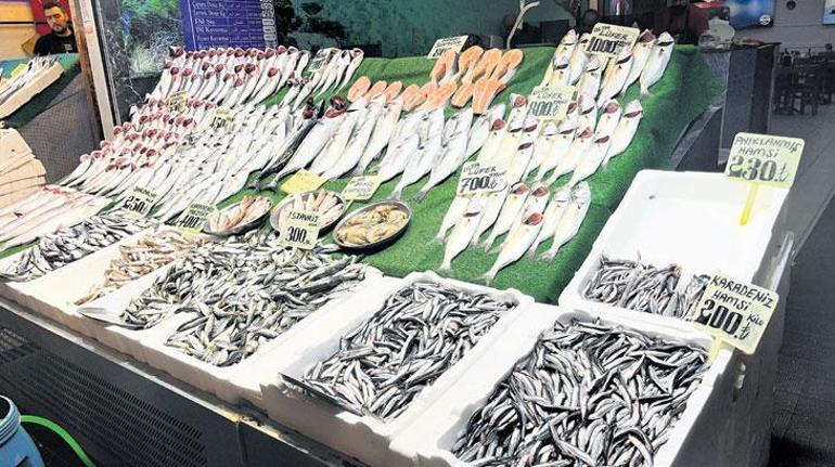 Esnaf ve vatandaş ucuz hamsiyle güldü