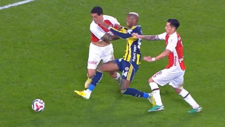 Fenerbahçe - Karagümrük maçında tartışma yaratan kararlar! Penaltı kararı doğru mu? 2 Fenerbahçe - Karagümrük maçında tartışma yaratan kararlar! Penaltı kararı doğru mu?