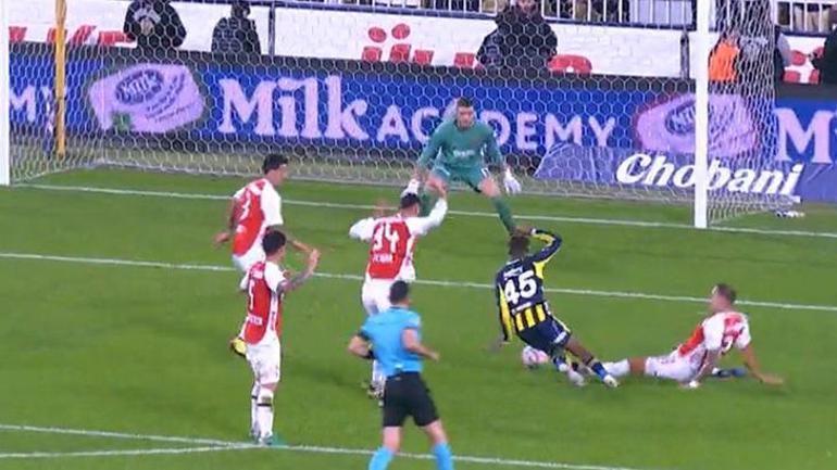 Fenerbahçe - Karagümrük maçında tartışma yaratan kararlar! Penaltı kararı doğru mu? 3 Fenerbahçe - Karagümrük maçında tartışma yaratan kararlar! Penaltı kararı doğru mu?
