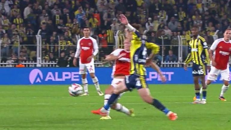 Fenerbahçe - Karagümrük maçında tartışma yaratan kararlar! Penaltı kararı doğru mu? 4 Fenerbahçe - Karagümrük maçında tartışma yaratan kararlar! Penaltı kararı doğru mu?