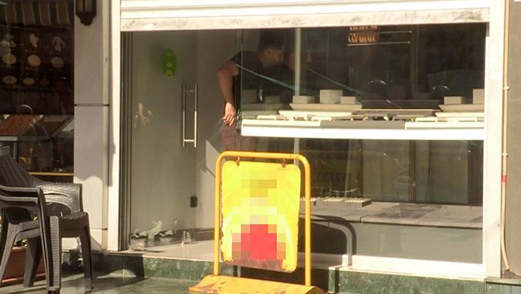 Film gibi soygun! Kuyumcuda kameraları boyayıp 4 kilo altınla kayboldular
