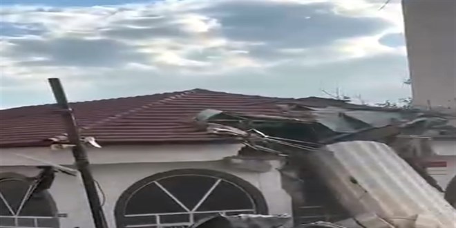 Fırtına minareyi yıktı: Cemaat ölümden döndü
