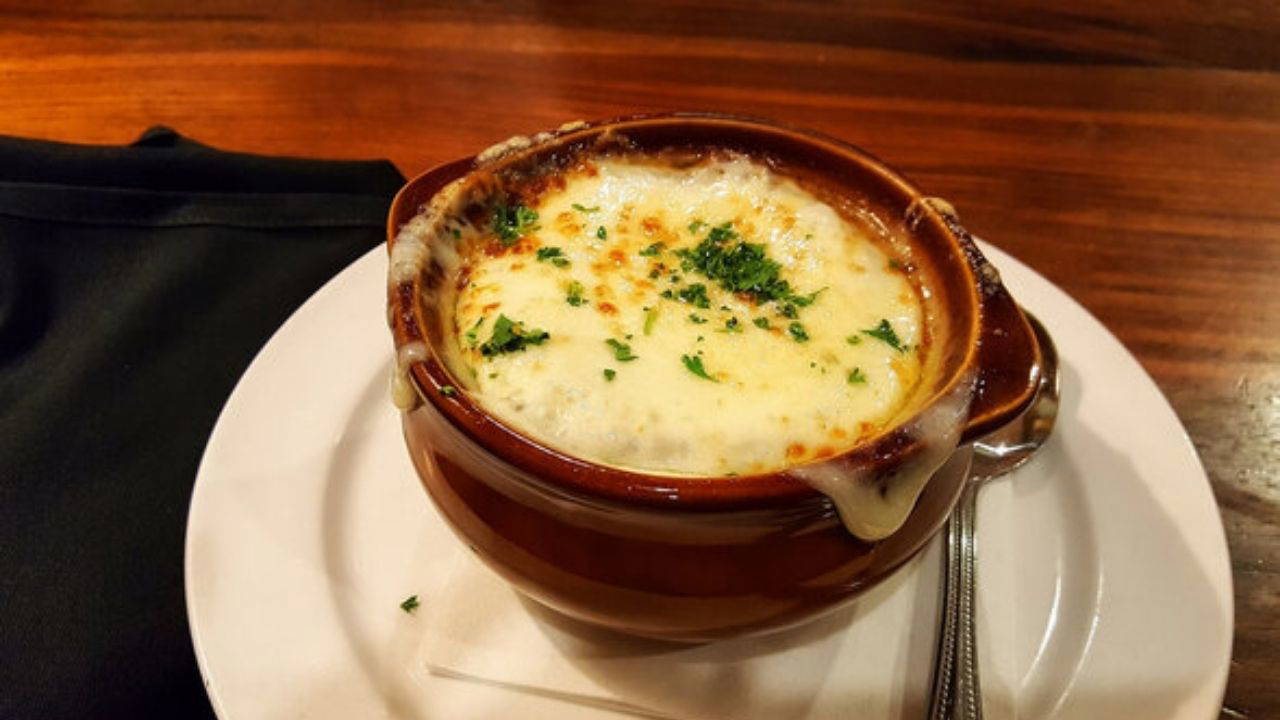 Fransız mutfağından içinizi ısıtacak enfes lezzet: Soğan çorbası tarifi 1 Fransız mutfağından içinizi ısıtacak enfes lezzet: Soğan çorbası tarifi