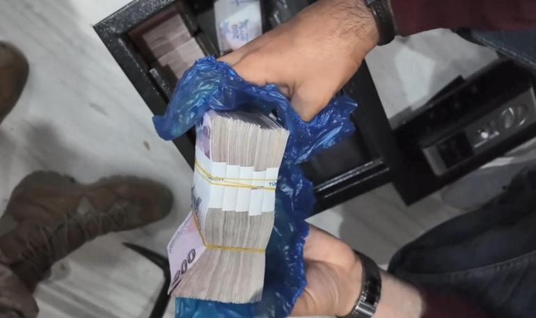 Futbol Kulübü Locasında Şok Dolandırıcılık: Yöneticilik Maskesi Altında Kandırıldılar! 1 Futbol Kulübü Locasında Şok Dolandırıcılık: Yöneticilik Maskesi Altında Kandırıldılar!