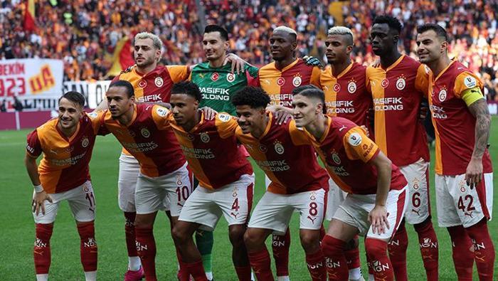 Galatasaray'dan Derbi Öncesi Şampiyonluk Hamlesi: Üç Yıldız için Büyük Jest! 3 Galatasaray'dan Derbi Öncesi Şampiyonluk Hamlesi: Üç Yıldız için Büyük Jest!