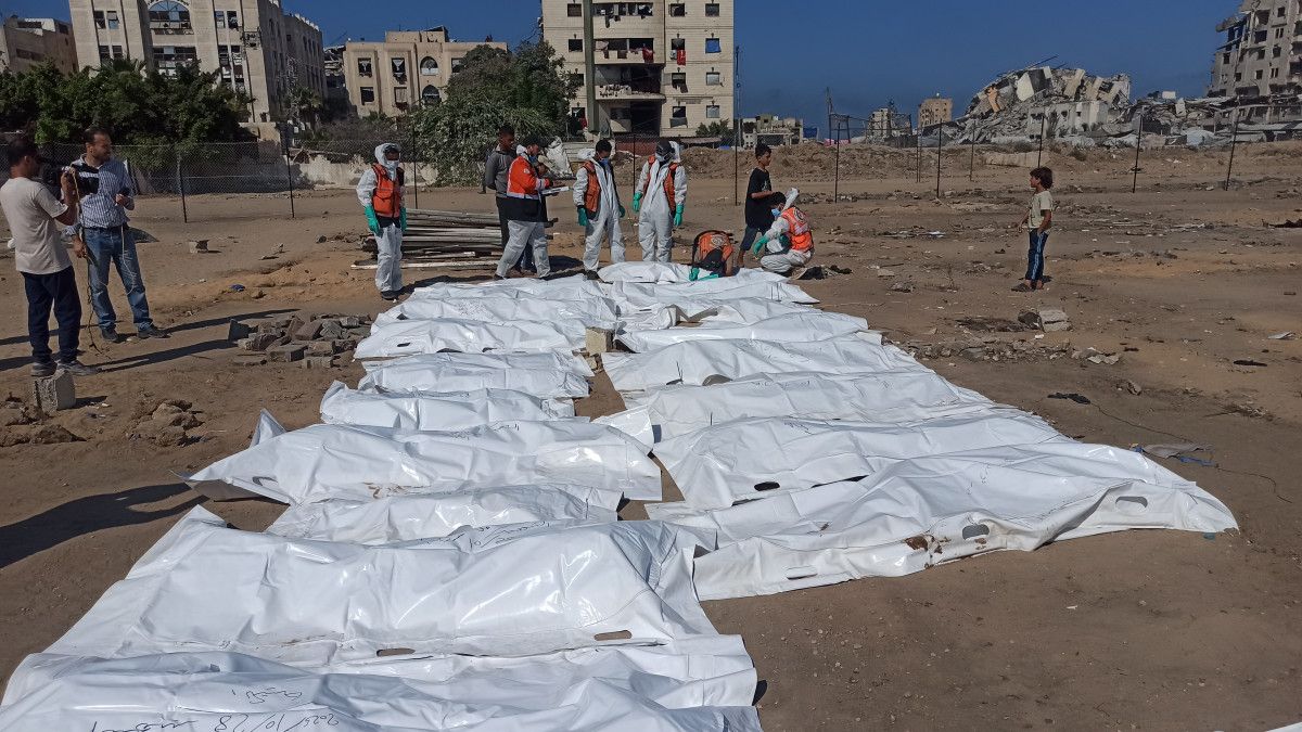 Gazze’de toplu şekilde defnedilen cenazeler kimlik tespiti için mezardan çıkarıldı