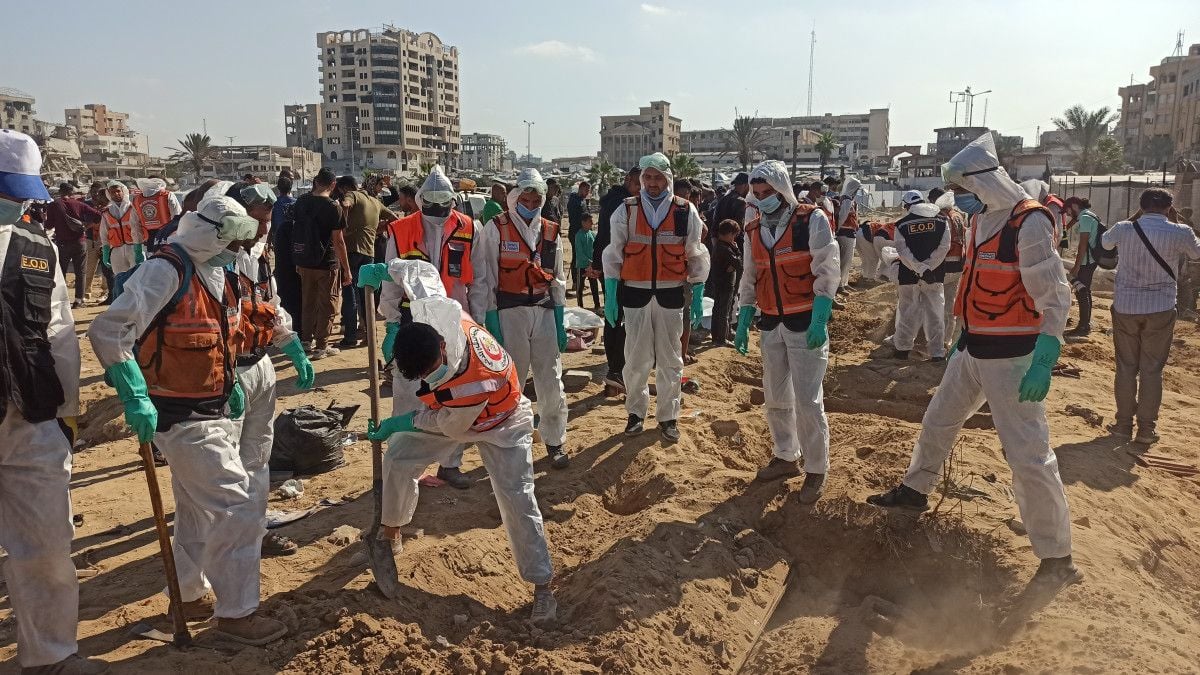 Gazze’de toplu şekilde defnedilen cenazeler kimlik tespiti için mezardan çıkarıldı