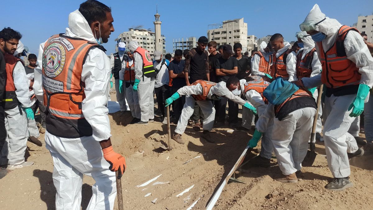 Gazze’de toplu şekilde defnedilen cenazeler kimlik tespiti için mezardan çıkarıldı