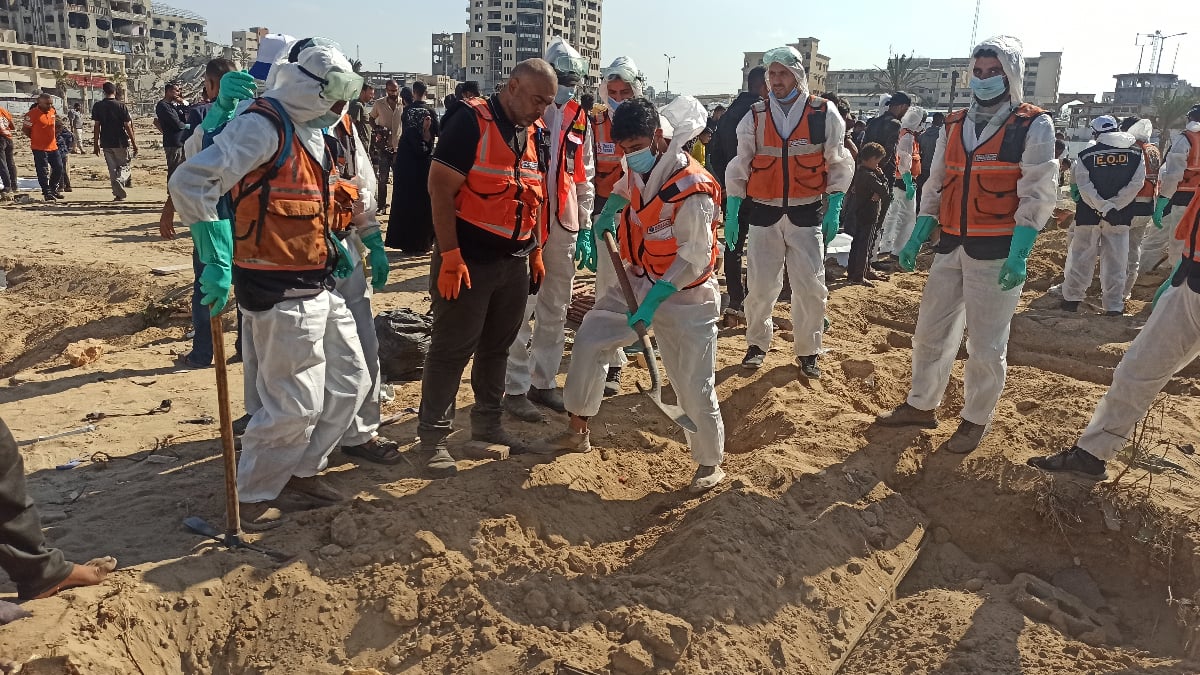 Gazze’de toplu şekilde defnedilen cenazeler kimlik tespiti için mezardan çıkarıldı