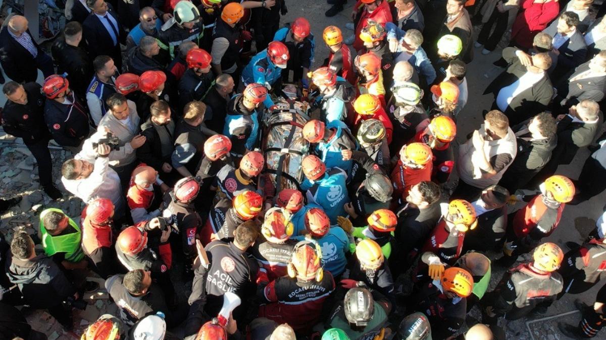 Gebze’de Çöken Binadan Kurtarılan Dilara’nın Kurtuluş Anları Gündeme Geldi