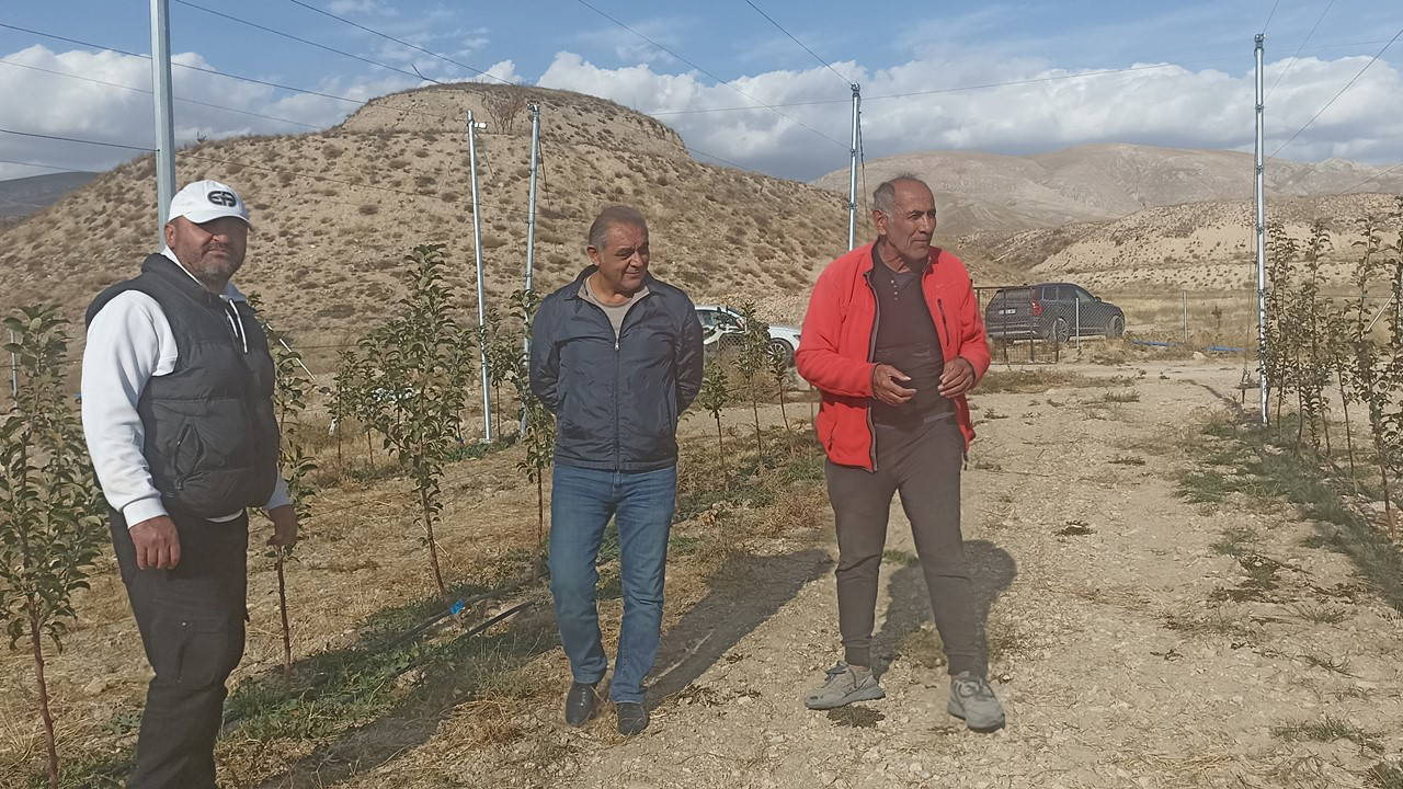 Harçlık çıkarmak için çalıştı, şimdi 100 dönüm arazide üretim yapıyor!