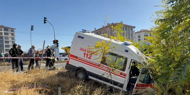 Hastaneye giden doktorun aracı ile ambulans çarpıştı: 1’i doktor 7 yaralı