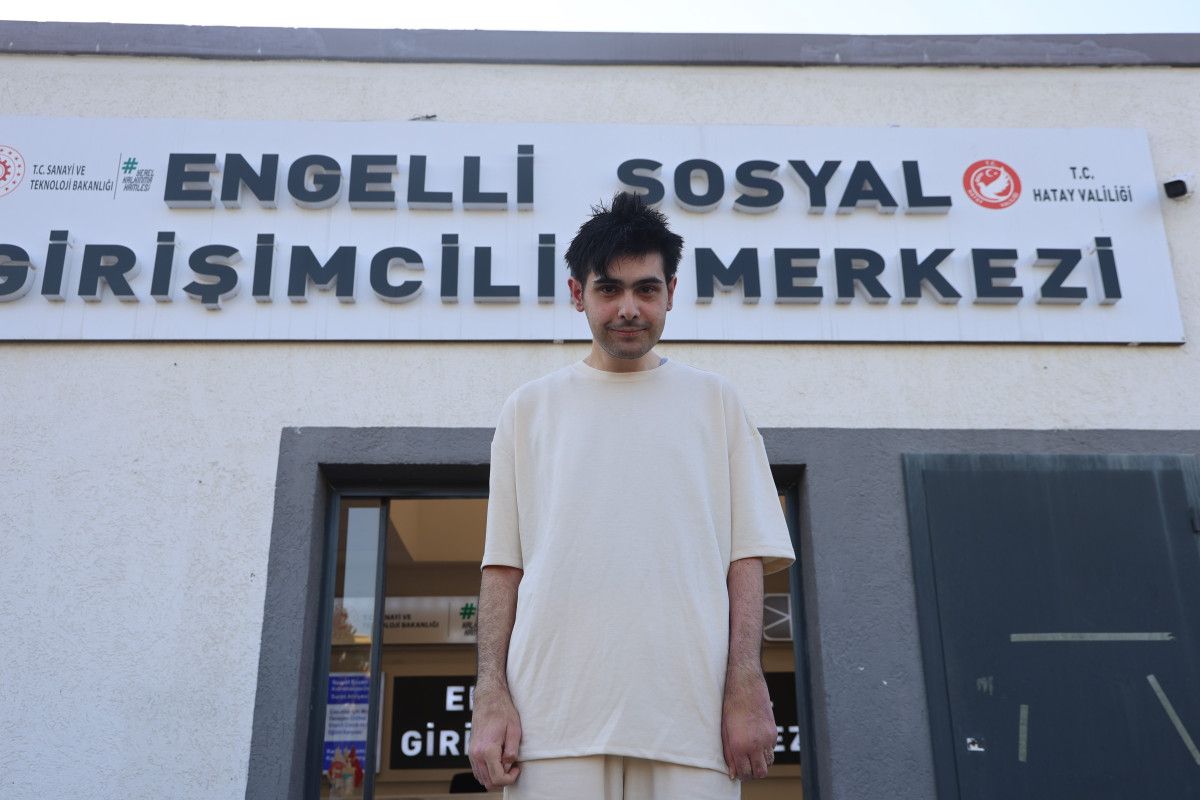 Hatay'da 3 yıl sonra duş alıp tıraş olan Barış'ın fikri değişmedi: Hayat yaşamaya değmez 8 Hatay'da 3 yıl sonra duş alıp tıraş olan Barış'ın fikri değişmedi: Hayat yaşamaya değmez