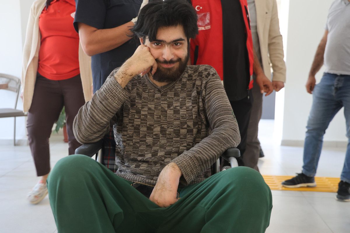 Hatay'da 3 yıl sonra duş alıp tıraş olan Barış'ın fikri değişmedi: Hayat yaşamaya değmez 9 Hatay'da 3 yıl sonra duş alıp tıraş olan Barış'ın fikri değişmedi: Hayat yaşamaya değmez