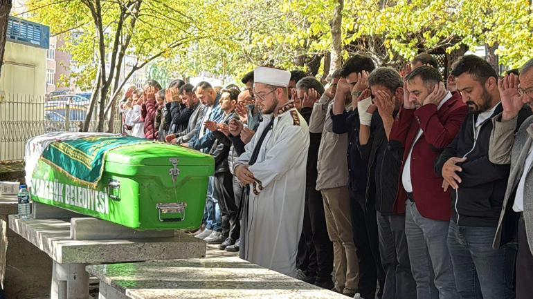 Hilal’in cenazesinde gözyaşları sel oldu! 22 yaşındaki genç kız son yolculuğuna uğurlandı 2 Hilal’in cenazesinde gözyaşları sel oldu! 22 yaşındaki genç kız son yolculuğuna uğurlandı