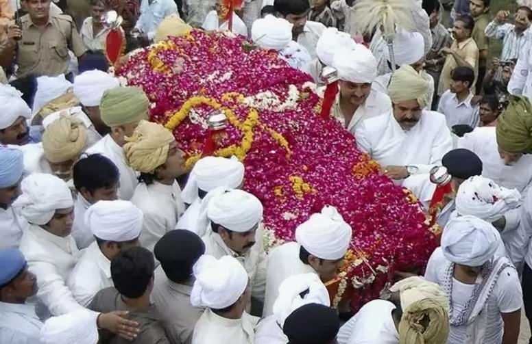 Hindistan'da sıradışı olay! Kendine sahte cenaze düzenleyen adam herkesi şaşkına çevirdi