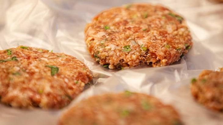 İçi çiğ kalan köfteleri kurtarmanın yolu! Çok sıkı yoğurmayın, fırın işi çözüyor