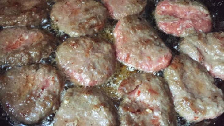 İçi çiğ kalan köfteleri kurtarmanın yolu! Çok sıkı yoğurmayın, fırın işi çözüyor