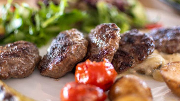 İçi çiğ kalan köfteleri kurtarmanın yolu! Çok sıkı yoğurmayın, fırın işi çözüyor
