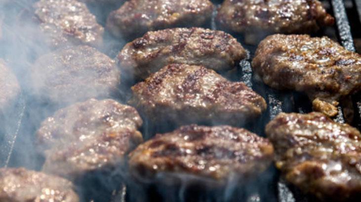 İçi çiğ kalan köfteleri kurtarmanın yolu! Çok sıkı yoğurmayın, fırın işi çözüyor