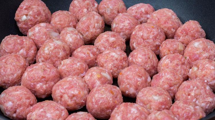 İçi çiğ kalan köfteleri kurtarmanın yolu! Çok sıkı yoğurmayın, fırın işi çözüyor