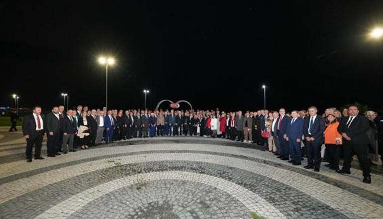 İstanbul Valisi Gül, kentte görev yapan muhtarlarla bir araya geldi 3 İstanbul Valisi Gül, kentte görev yapan muhtarlarla bir araya geldi