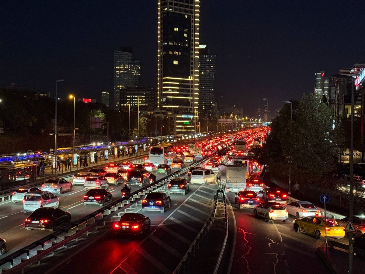 İstanbul'da Akşam Saatlerinde Trafik Yoğunluğu Artıyor