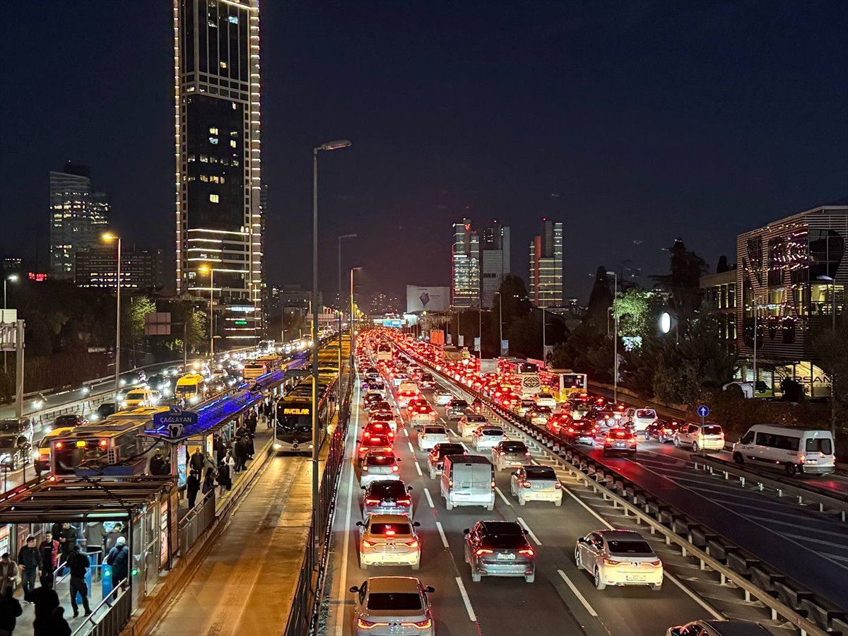 İstanbul'da Akşam Saatlerinde Trafik Yoğunluğu Artıyor