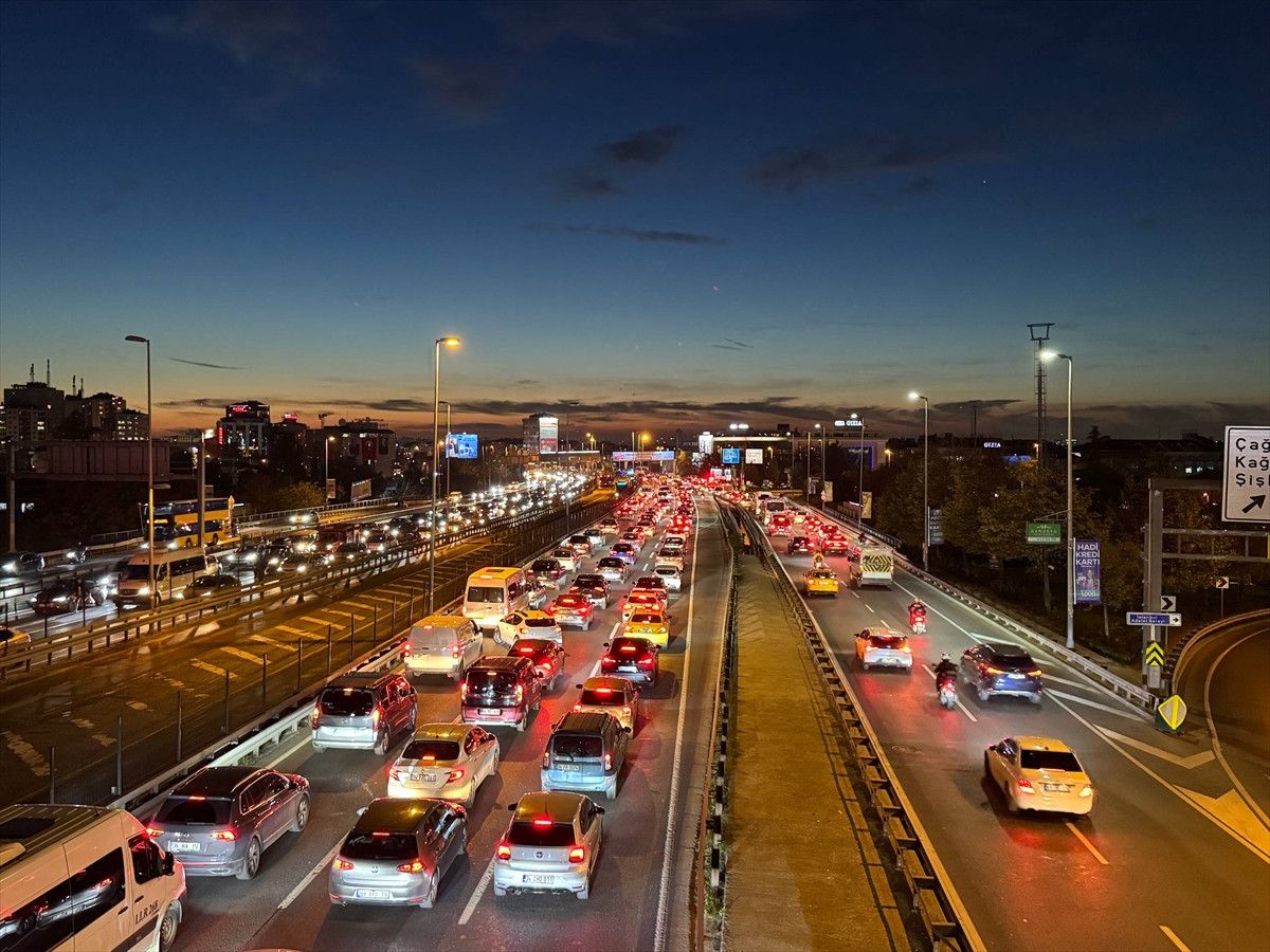 İstanbul'da Akşam Saatlerinde Trafik Yoğunluğu Artıyor