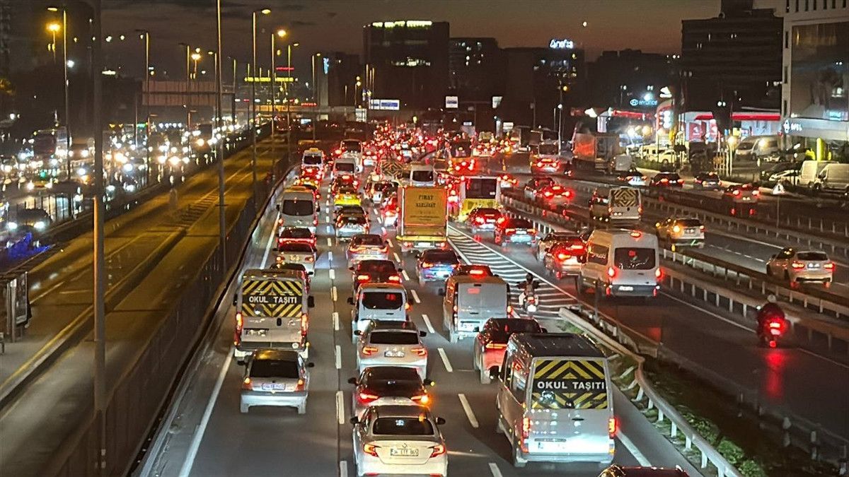 İstanbul'da Akşam Saatlerinde Trafik Yoğunluğu Artıyor