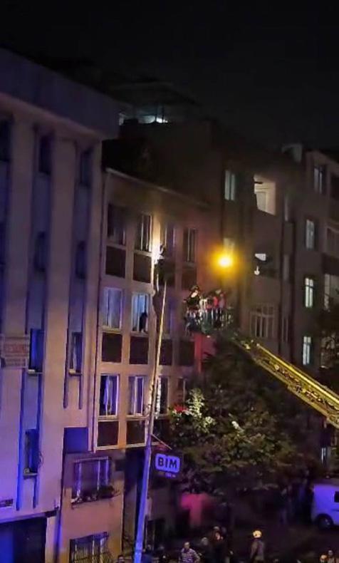 İstanbul'da dehşete düşüren olay! Binayı ateşe verip kaçtı, 3'ü ağır çok sayıda yaralı var 7 İstanbul'da dehşete düşüren olay! Binayı ateşe verip kaçtı, 3'ü ağır çok sayıda yaralı var