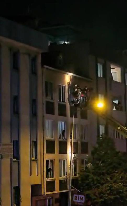 İstanbul'da dehşete düşüren olay! Binayı ateşe verip kaçtı, 3'ü ağır çok sayıda yaralı var 4 İstanbul'da dehşete düşüren olay! Binayı ateşe verip kaçtı, 3'ü ağır çok sayıda yaralı var