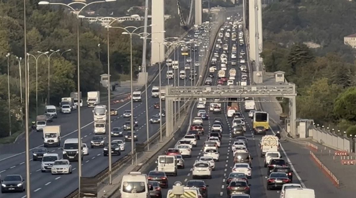 İstanbul'da Sabah Saatlerinde Trafik Yoğunluğu %76'ya Ulaştı 1 İstanbul'da Sabah Saatlerinde Trafik Yoğunluğu %76'ya Ulaştı