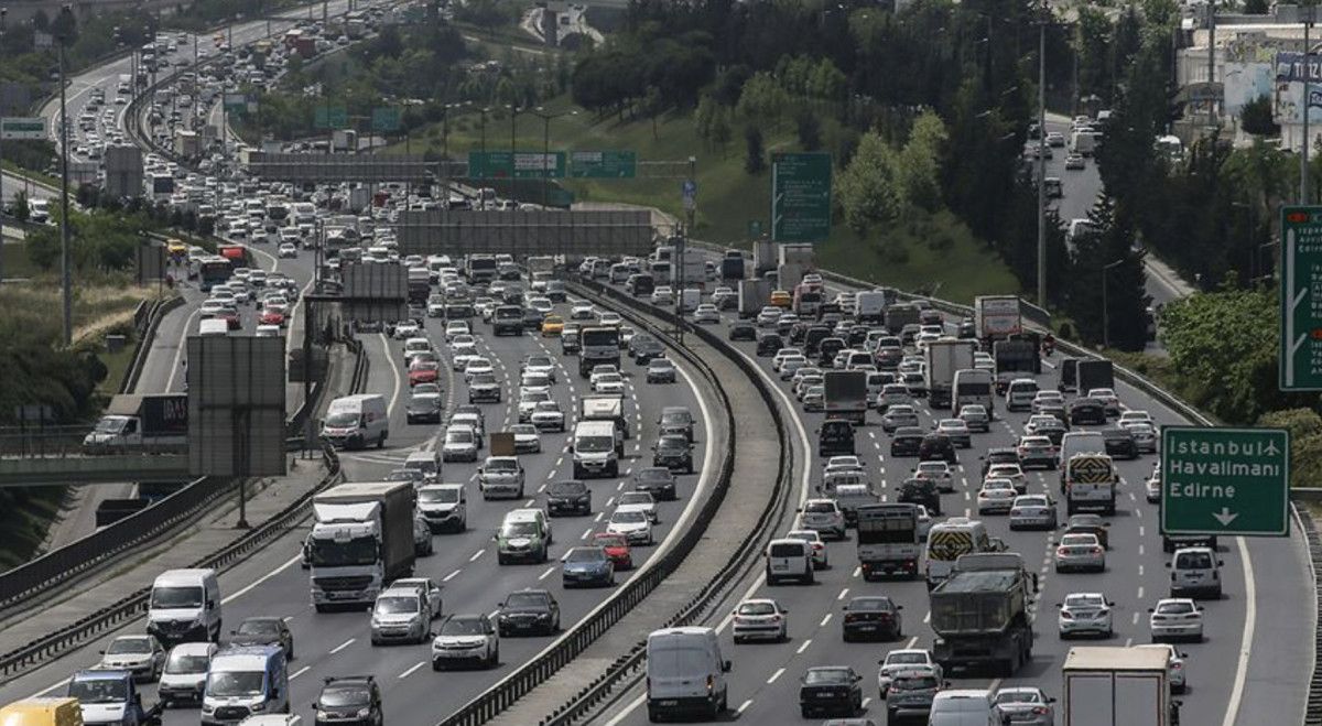 İstanbul'da Sabah Saatlerinde Trafik Yoğunluğu %76'ya Ulaştı 2 İstanbul'da Sabah Saatlerinde Trafik Yoğunluğu %76'ya Ulaştı