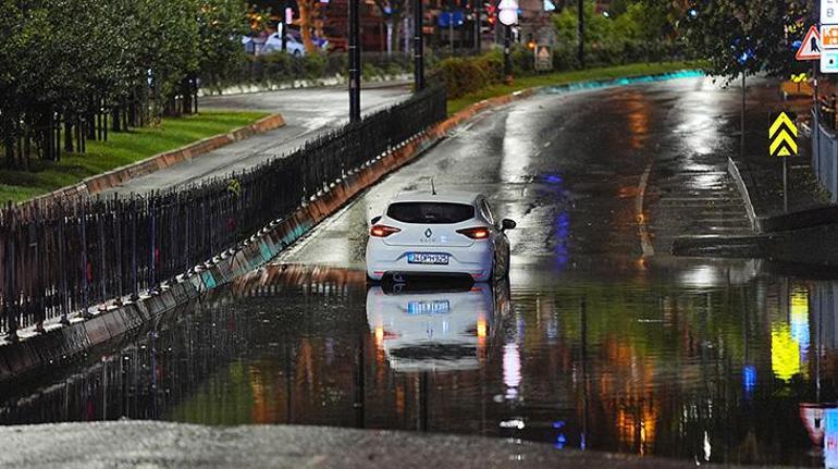 İstanbul'da sağanak etkisi! Vatan Caddesi çöktü, alt geçitleri su bastı 2 İstanbul'da sağanak etkisi! Vatan Caddesi çöktü, alt geçitleri su bastı