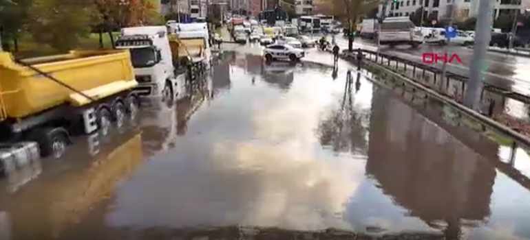 İstanbul'da sağanak etkisi! Vatan Caddesi çöktü, alt geçitleri su bastı 7 İstanbul'da sağanak etkisi! Vatan Caddesi çöktü, alt geçitleri su bastı