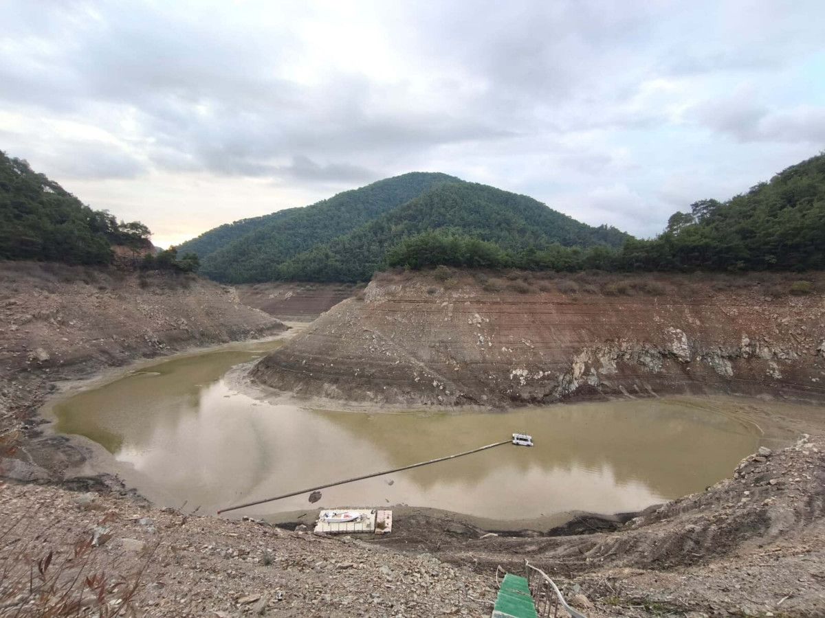 İzmir'de Balçova Barajı da kurudu: Su kesintileri devam ediyor 1 İzmir'de Balçova Barajı da kurudu: Su kesintileri devam ediyor