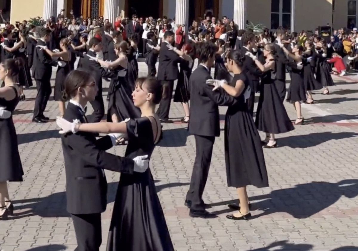 İzmir'de liseliler 29 Ekim'i vals gösterisiyle kutladı 1 İzmir'de liseliler 29 Ekim'i vals gösterisiyle kutladı