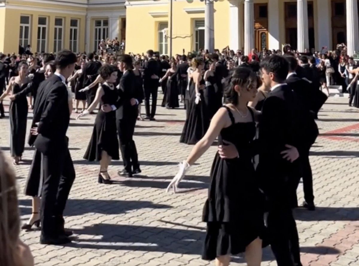 İzmir'de liseliler 29 Ekim'i vals gösterisiyle kutladı 2 İzmir'de liseliler 29 Ekim'i vals gösterisiyle kutladı