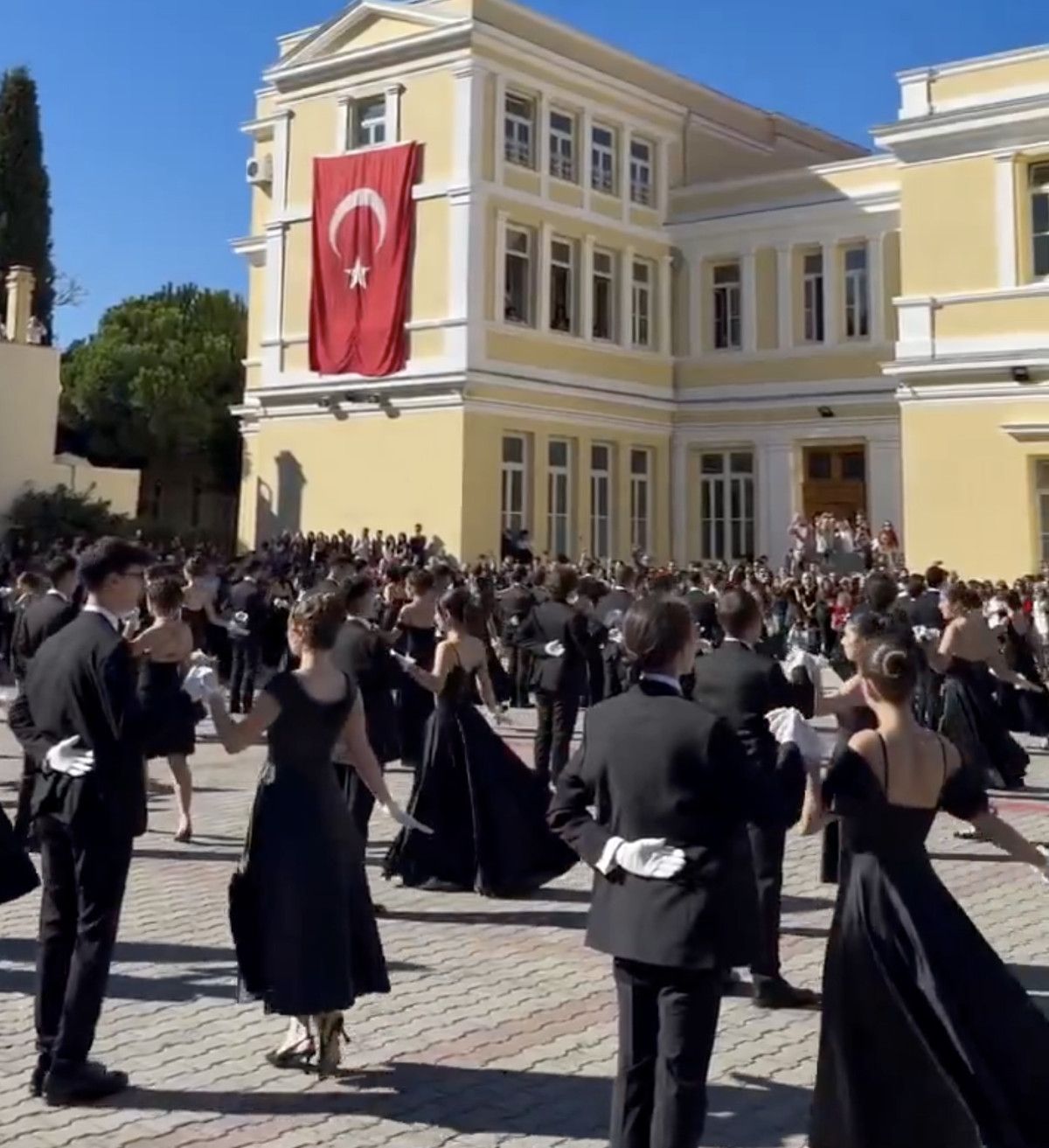 İzmir'de liseliler 29 Ekim'i vals gösterisiyle kutladı 3 İzmir'de liseliler 29 Ekim'i vals gösterisiyle kutladı