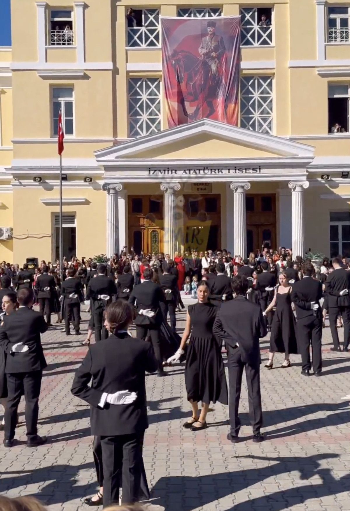İzmir'de liseliler 29 Ekim'i vals gösterisiyle kutladı 4 İzmir'de liseliler 29 Ekim'i vals gösterisiyle kutladı
