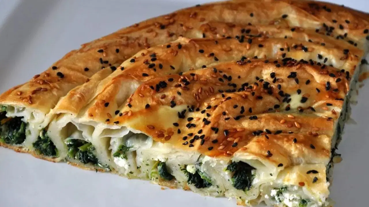 Kahvaltı Sofralarını Şenlendiren Efsane Ispanaklı Börek Tarifi