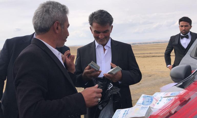 Kars’ta ilginç olay! Muhtar düğün konvoyunu durdurup 60 bin TL bağış aldı