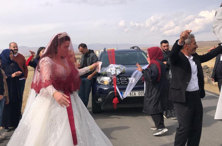 Kars’ta ilginç olay! Muhtar düğün konvoyunu durdurup 60 bin TL bağış aldı