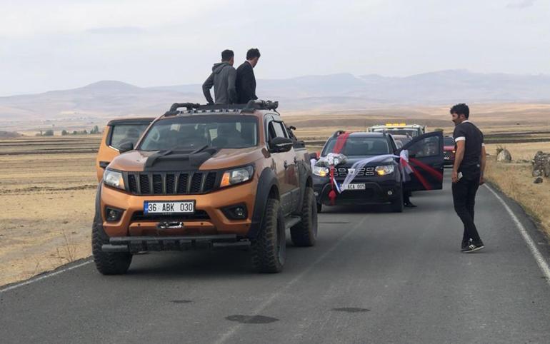 Kars’ta ilginç olay! Muhtar düğün konvoyunu durdurup 60 bin TL bağış aldı