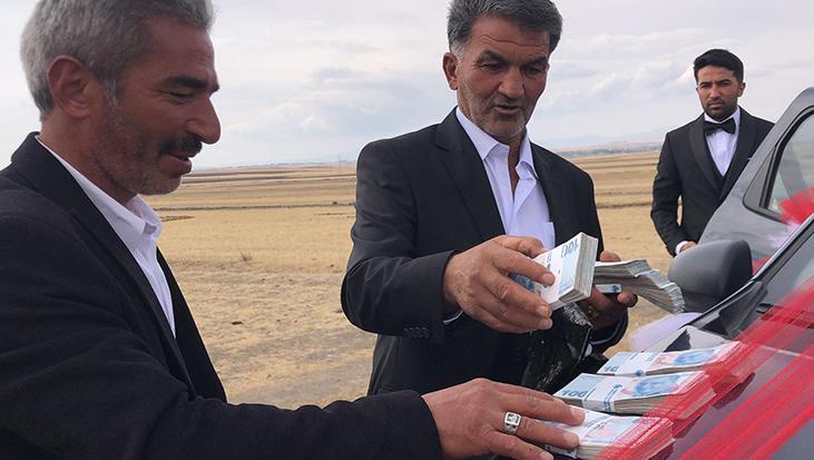 Kars’ta ilginç olay! Muhtar düğün konvoyunu durdurup 60 bin TL bağış aldı